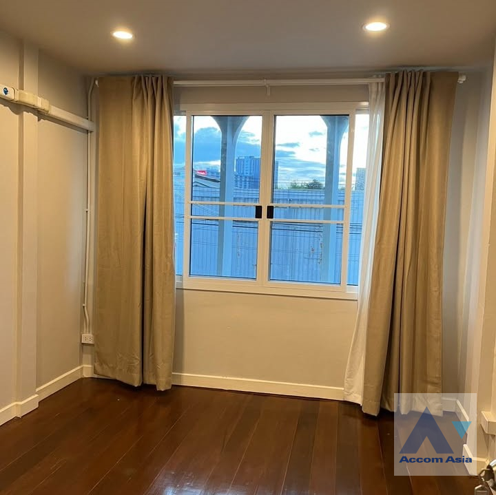 8  3 br Townhouse For Rent in Pattanakarn ,Bangkok  AA45653