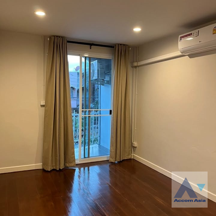 9  3 br Townhouse For Rent in Pattanakarn ,Bangkok  AA45653