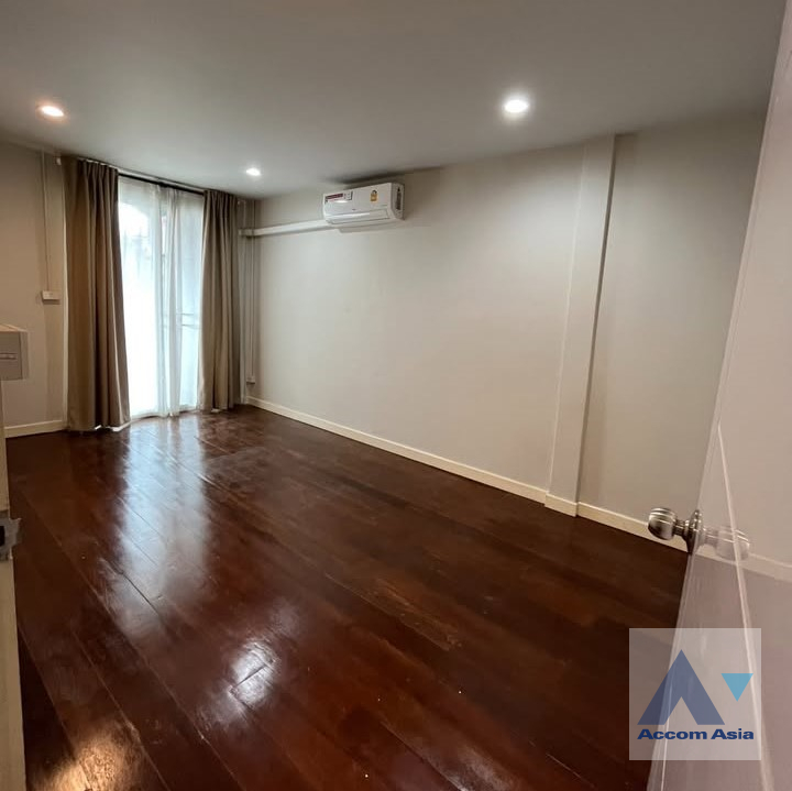 6  3 br Townhouse For Rent in Pattanakarn ,Bangkok  AA45653