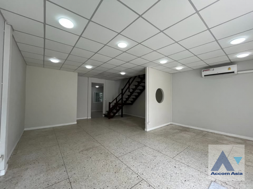  1  3 br Townhouse For Rent in Pattanakarn ,Bangkok  AA45653