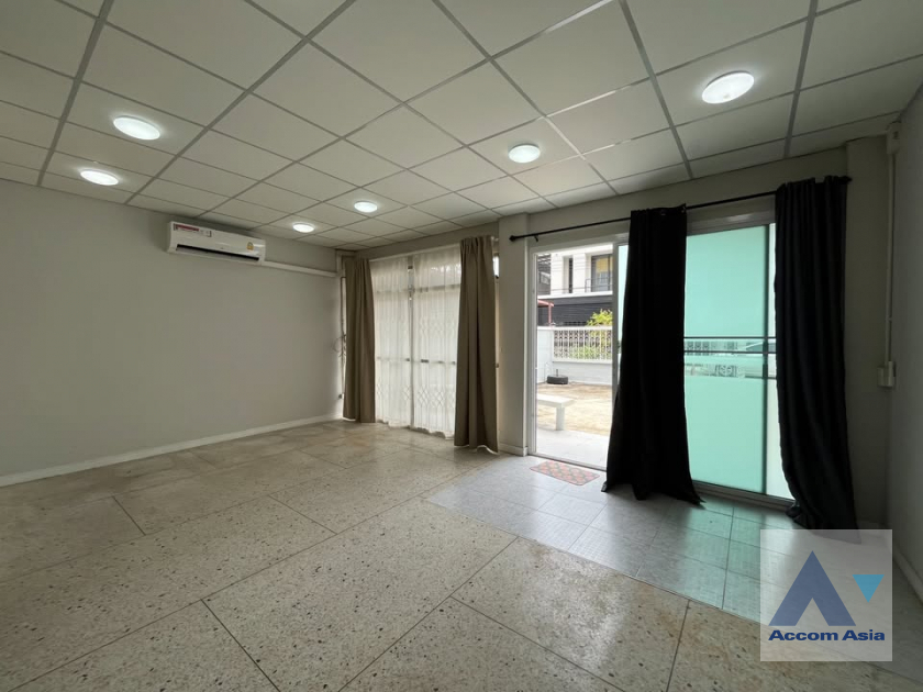  1  3 br Townhouse For Rent in Pattanakarn ,Bangkok  AA45653