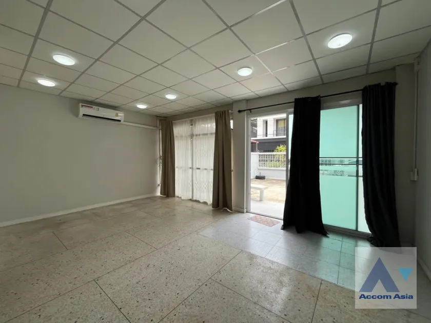 unitHome Office, Newly renovated |  3 Bedrooms  Townhouse For Rent in Pattanakarn, Bangkok  (AA45653)