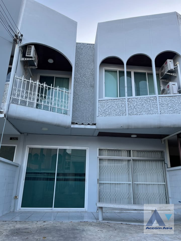  2  3 br Townhouse For Rent in Pattanakarn ,Bangkok  AA45653