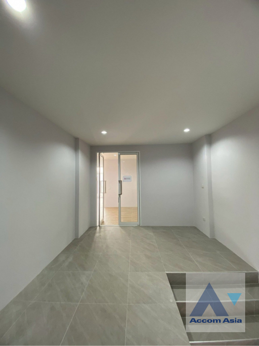 7  4 br House For Rent in Pattanakarn ,Bangkok  AA45656