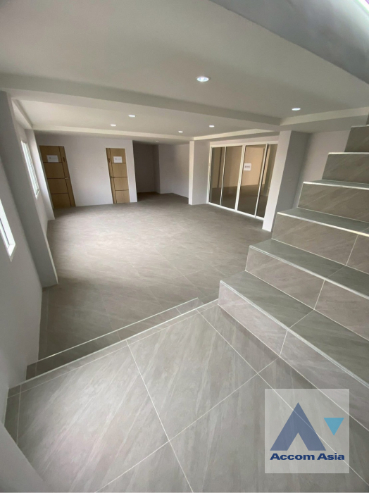 8  4 br House For Rent in Pattanakarn ,Bangkok  AA45656