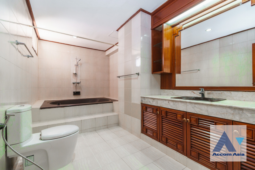 32  3 br Apartment for rent and sale in Sukhumvit ,Bangkok BTS Asok - MRT Sukhumvit at Family-Friendly 360 SQ.M. Residence Near Terminal 21 AA45666