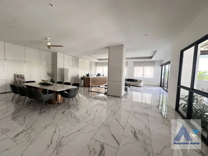 43  3 br Apartment for rent and sale in Sukhumvit ,Bangkok BTS Asok - MRT Sukhumvit at Family-Friendly 360 SQ.M. Residence Near Terminal 21 AA45666