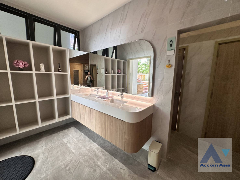 39  3 br Apartment for rent and sale in Sukhumvit ,Bangkok BTS Asok - MRT Sukhumvit at Family-Friendly 360 SQ.M. Residence Near Terminal 21 AA45666