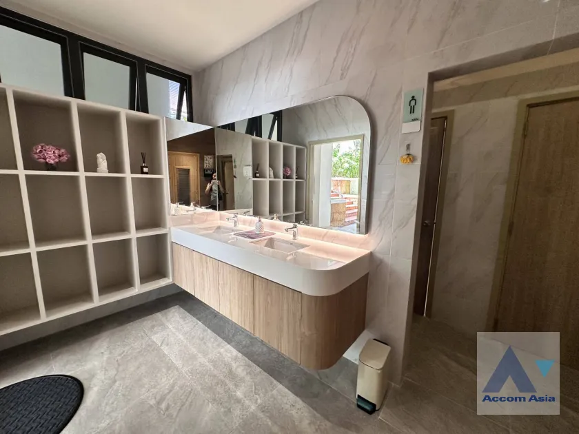 39  3 br Apartment for rent and sale in Sukhumvit ,Bangkok BTS Asok - MRT Sukhumvit at Family-Friendly 360 SQ.M. Residence Near Terminal 21 AA45666