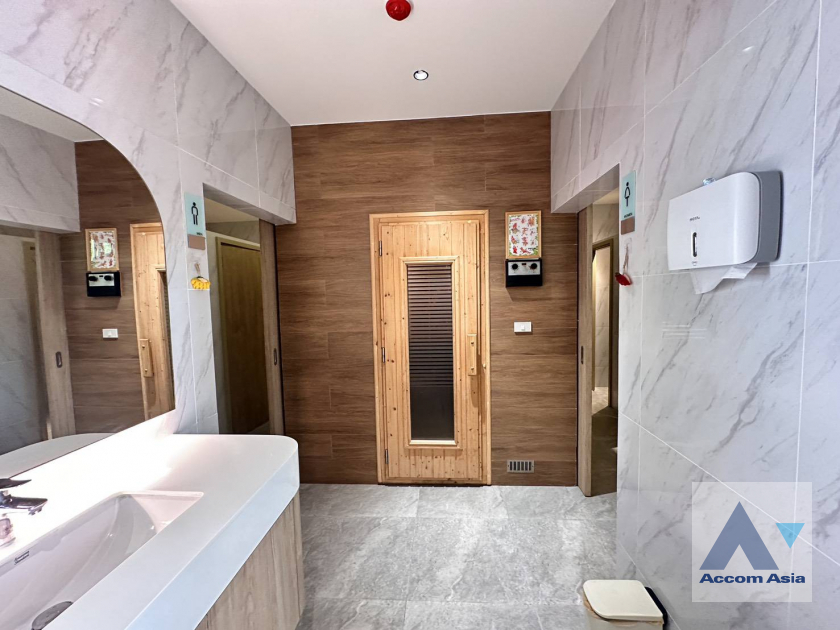 38  3 br Apartment for rent and sale in Sukhumvit ,Bangkok BTS Asok - MRT Sukhumvit at Family-Friendly 360 SQ.M. Residence Near Terminal 21 AA45666