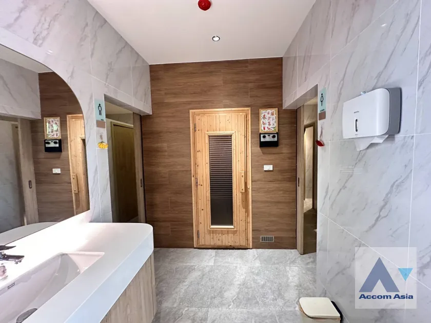 38  3 br Apartment for rent and sale in Sukhumvit ,Bangkok BTS Asok - MRT Sukhumvit at Family-Friendly 360 SQ.M. Residence Near Terminal 21 AA45666