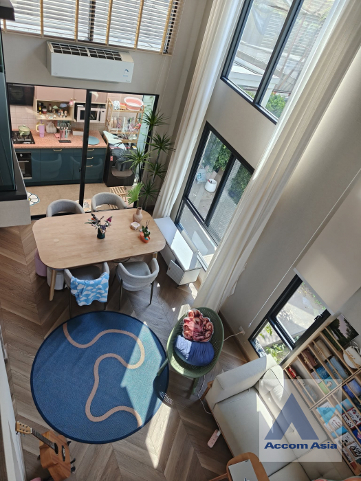 Corner Unit, Double High Ceiling, Pet friendly townhouse for rent in Phaholyothin, Bangkok Code AA45681