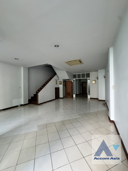  2  6 br House For Rent in Sukhumvit ,Bangkok BTS Thong Lo AA45688