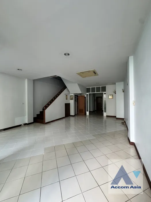  2  6 br House for rent and sale in Sukhumvit ,Bangkok BTS Thong Lo AA45688