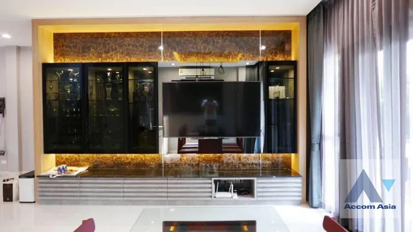 unit 4 Bedrooms  House For Rent & Sale in Samutprakan, Samutprakan  (AA45695)
