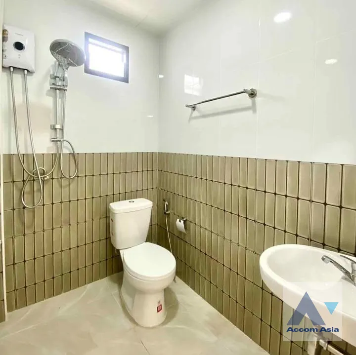 7  5 br House for rent and sale in Ratchadaphisek ,Bangkok MRT Sutthisan AA45700