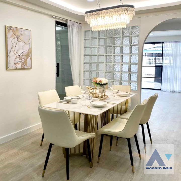 4  5 br House For Rent in Ratchadaphisek ,Bangkok MRT Sutthisan AA45700