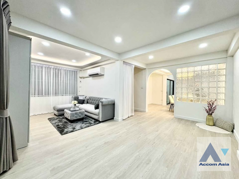  1  5 br House For Rent in Ratchadaphisek ,Bangkok MRT Sutthisan AA45700