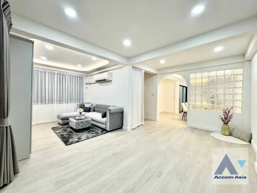 1  5 br House for rent and sale in Ratchadaphisek ,Bangkok MRT Sutthisan AA45700