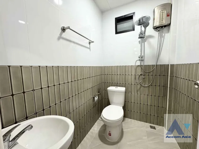 8  5 br House for rent and sale in Ratchadaphisek ,Bangkok MRT Sutthisan AA45700