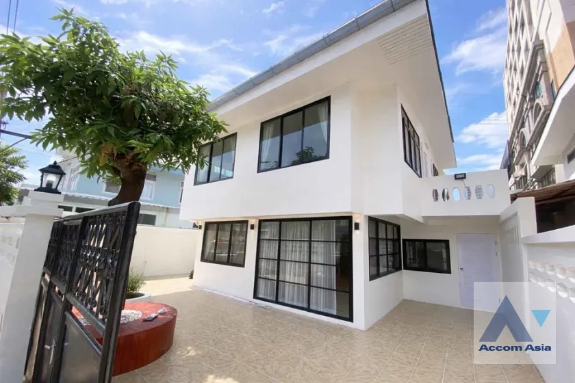  2  5 br House for rent and sale in Ratchadaphisek ,Bangkok MRT Sutthisan AA45700