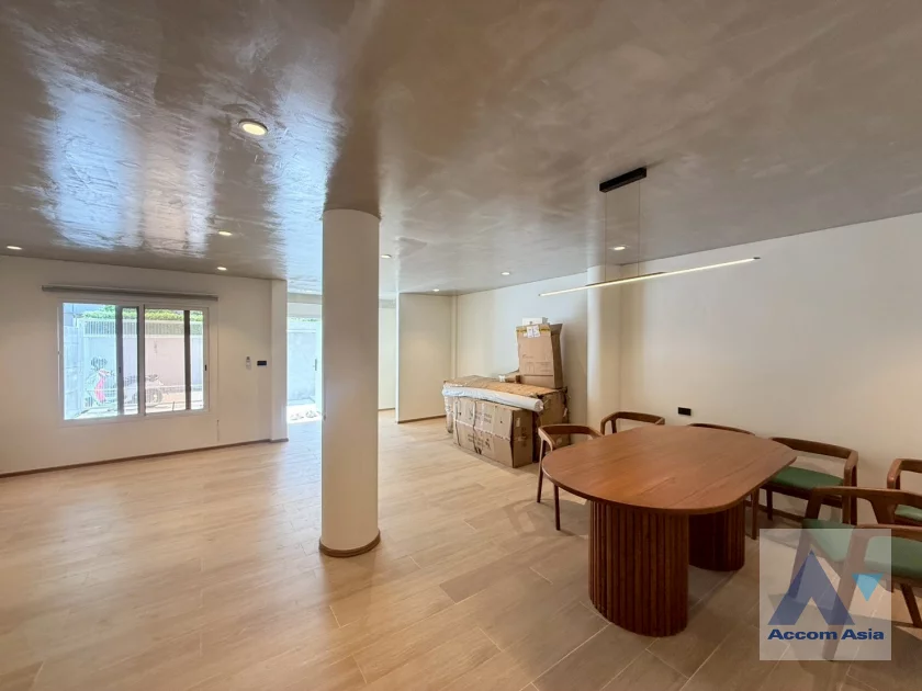  1  3 br House For Rent in Sukhumvit ,Bangkok BTS Phrom Phong AA45709