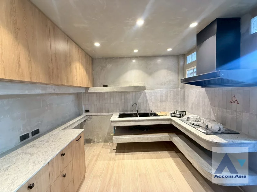 6  3 br House For Rent in Sukhumvit ,Bangkok BTS Phrom Phong AA45709