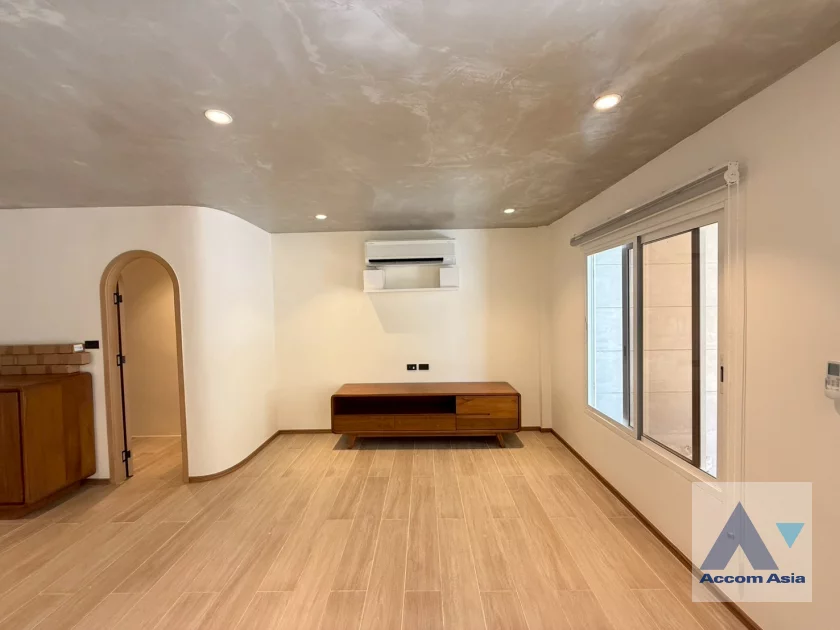  1  3 br House For Rent in Sukhumvit ,Bangkok BTS Phrom Phong AA45709