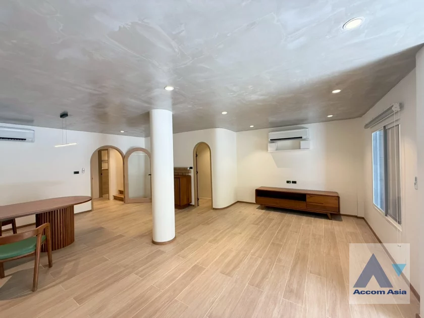  2  3 br House For Rent in Sukhumvit ,Bangkok BTS Phrom Phong AA45709