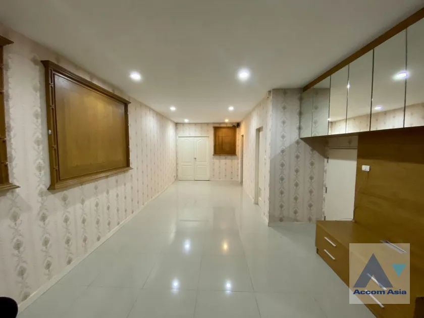 unit 4 Bedrooms  Townhouse For Rent & Sale in Sukhumvit, Bangkok  near BTS Bang Chak (AA45737)