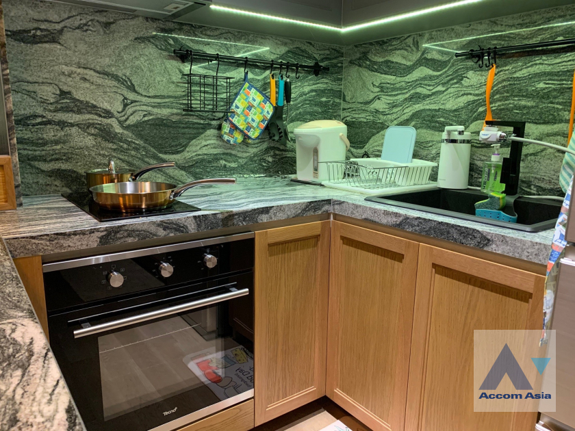 4  2 br Condominium For Sale in Silom ,Bangkok BTS Surasak at Nusa State Tower AA45738