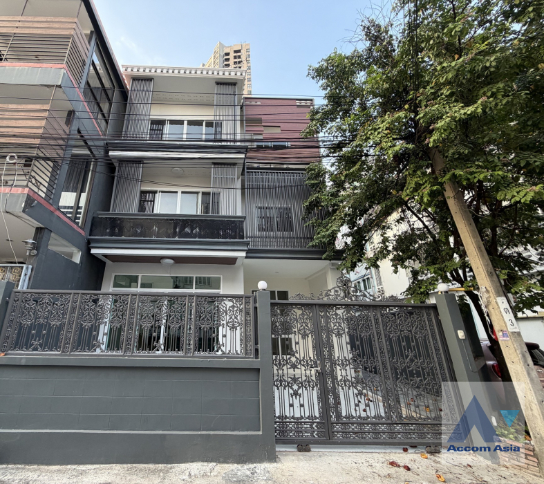  2  5 br Townhouse For Rent in Sukhumvit ,Bangkok BTS Phra khanong AA45741