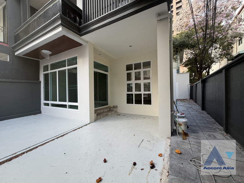 4  5 br Townhouse For Rent in Sukhumvit ,Bangkok BTS Phra khanong AA45741