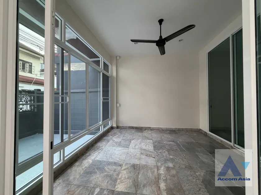 15  5 br Townhouse for rent and sale in Sukhumvit ,Bangkok BTS Phra khanong AA45741