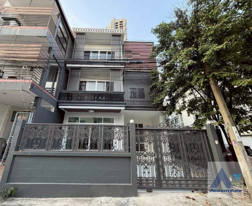  2  5 br Townhouse for rent and sale in Sukhumvit ,Bangkok BTS Phra khanong AA45741