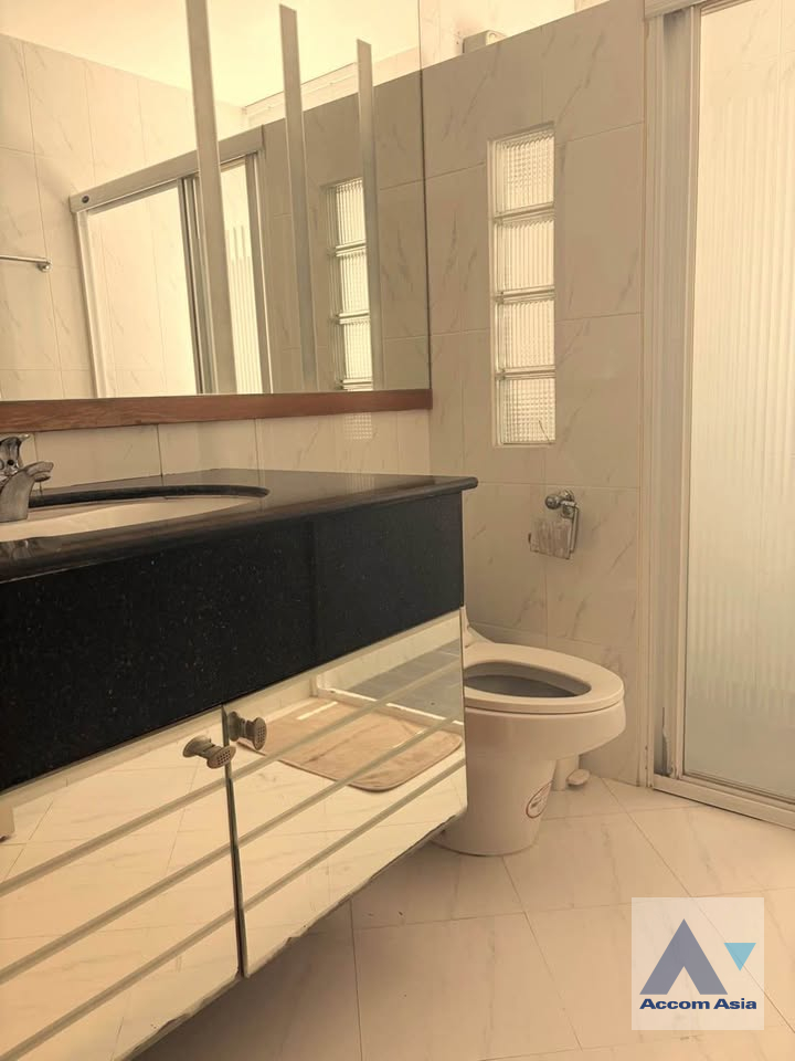 12  4 br House For Sale in Pattanakarn ,Bangkok BTS On Nut at Panya Pattanakarn Village AA45743