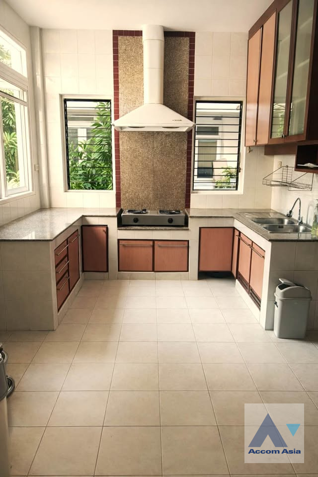 7  4 br House For Sale in Pattanakarn ,Bangkok BTS On Nut at Panya Pattanakarn Village AA45743