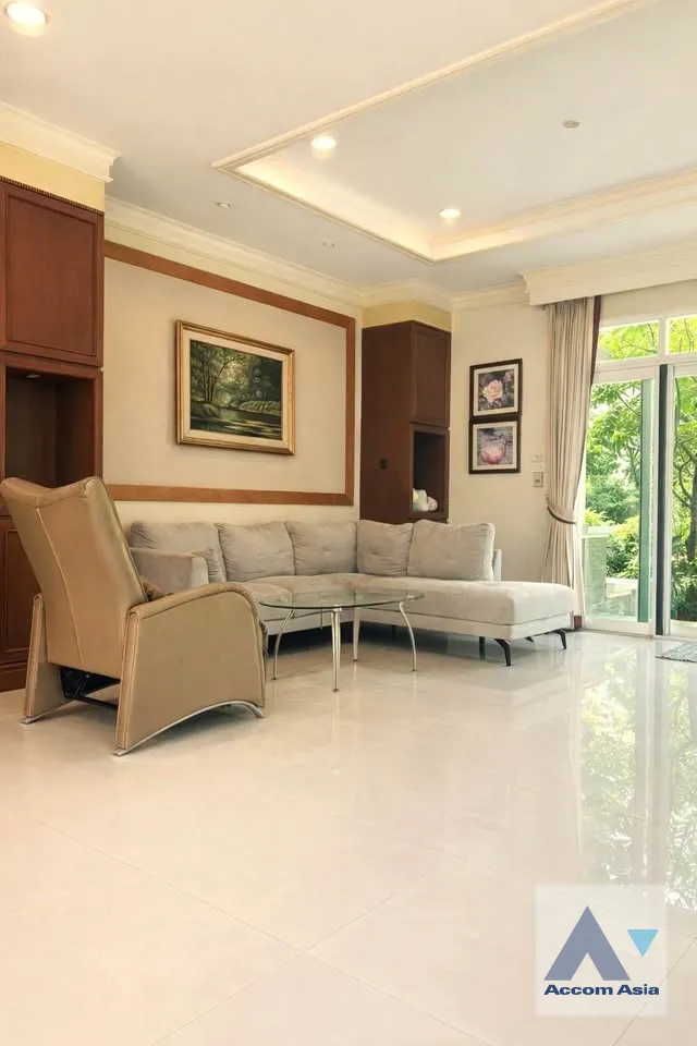 unit 4 Bedrooms  House For Sale in Pattanakarn, Bangkok  near BTS On Nut (AA45743)