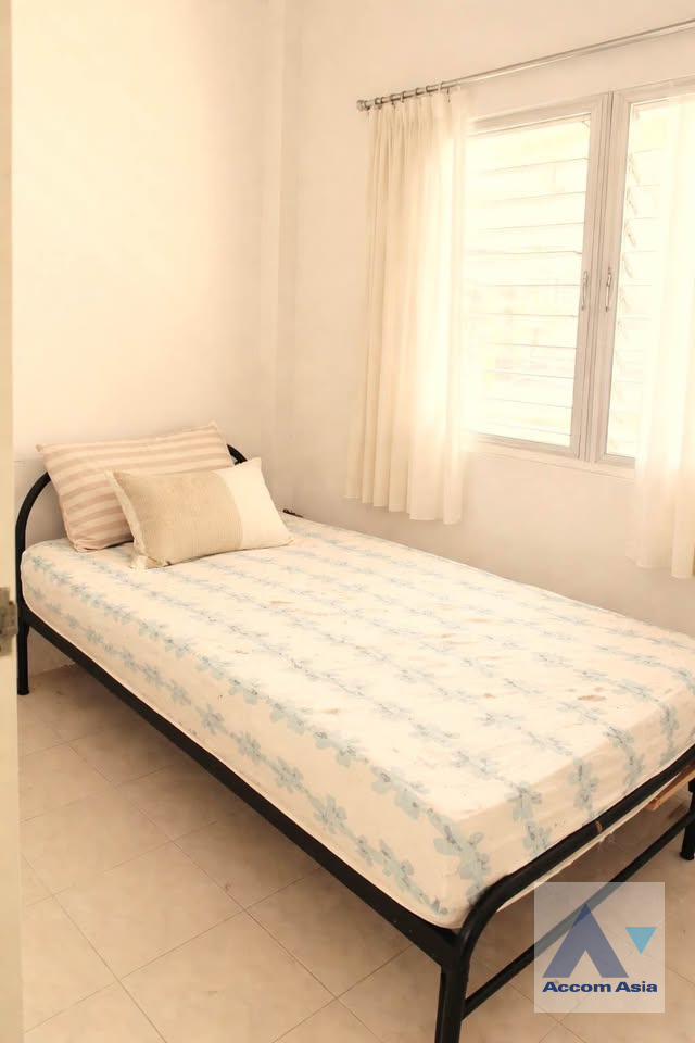 10  4 br House For Sale in Pattanakarn ,Bangkok BTS On Nut at Panya Pattanakarn Village AA45743