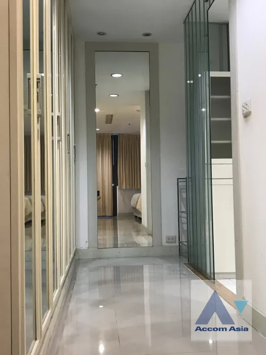 unit 2 Bedrooms  Condominium For Rent in Ploenchit, Bangkok  near BTS Ratchadamri (AA45768)
