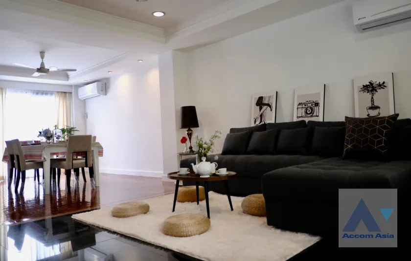 unit 5 Bedrooms  Townhouse For Rent in Sathorn, Bangkok  near BTS Chong Nonsi (AA45770)