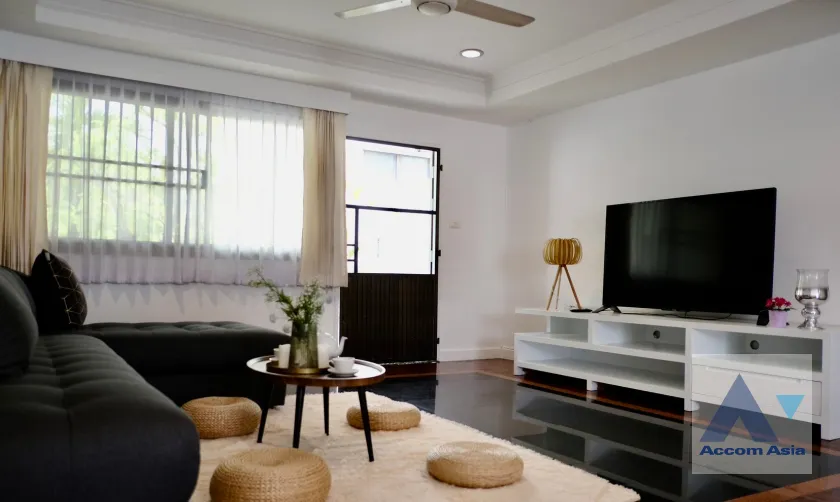 unit 5 Bedrooms  Townhouse For Rent in Sathorn, Bangkok  near BTS Chong Nonsi (AA45770)