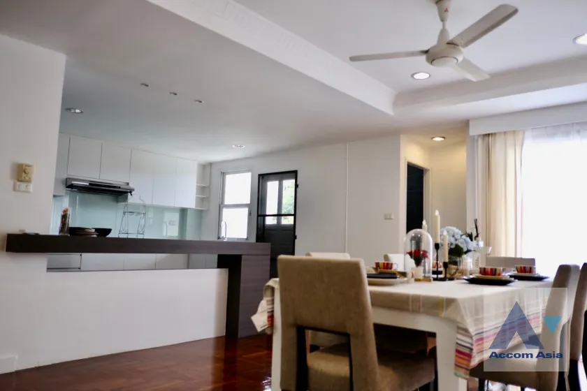 unit 5 Bedrooms  Townhouse For Rent in Sathorn, Bangkok  near BTS Chong Nonsi (AA45770)