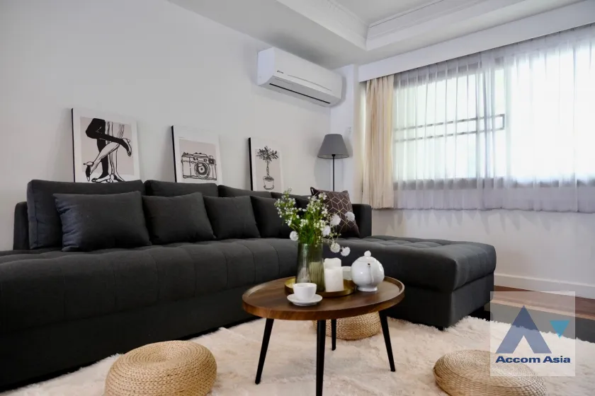 unit 5 Bedrooms  Townhouse For Rent in Sathorn, Bangkok  near BTS Chong Nonsi (AA45770)