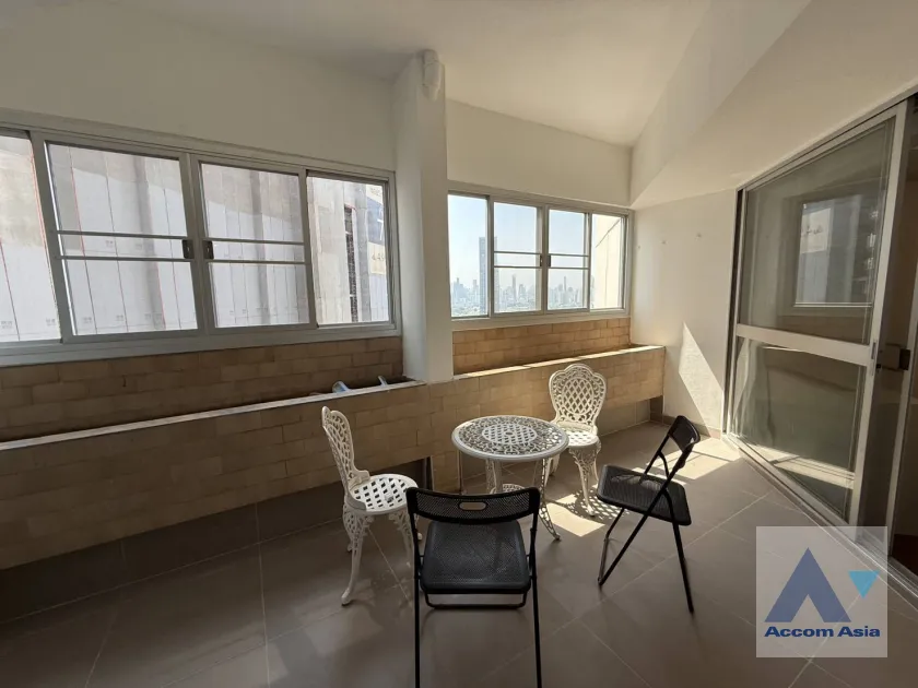 unit 3 Bedrooms  Condominium For Rent in Sukhumvit, Bangkok  near BTS Ekkamai (AA45774)