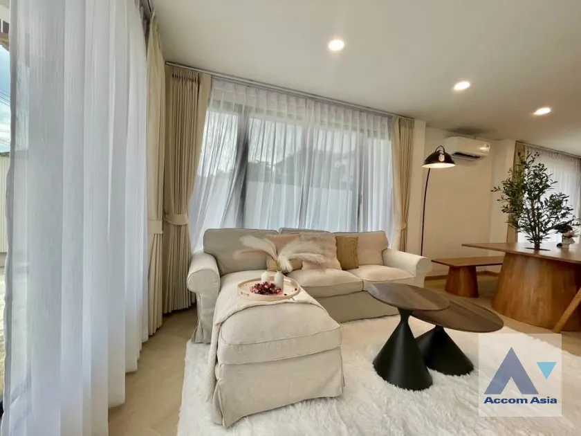 unit 2 Bedrooms  House For Sale in Pattanakarn, Bangkok  near ARL Ban Thap Chang (AA45795)