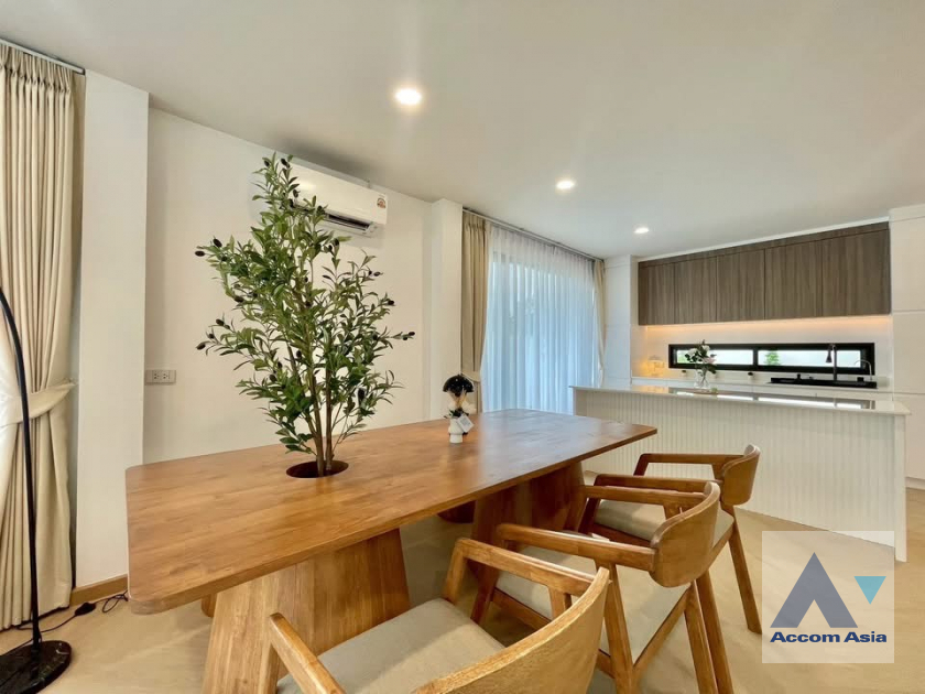 4  2 br House For Sale in Pattanakarn ,Bangkok ARL Ban Thap Chang AA45795