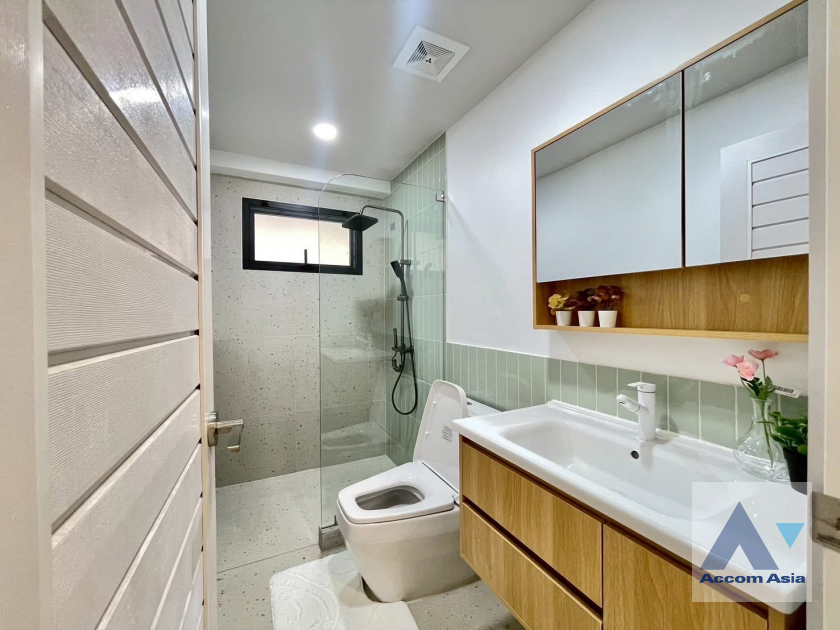 14  2 br House For Sale in Pattanakarn ,Bangkok ARL Ban Thap Chang AA45795