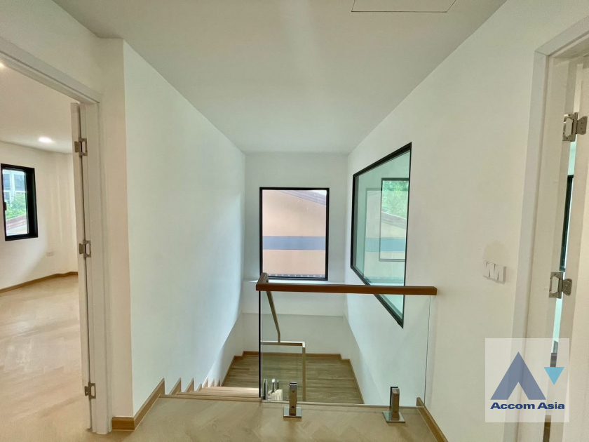 8  2 br House For Sale in Pattanakarn ,Bangkok ARL Ban Thap Chang AA45795