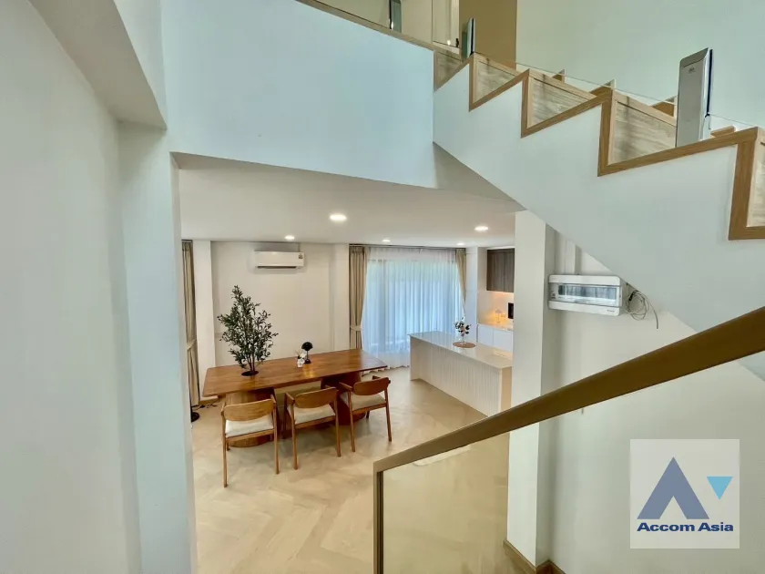 7  2 br House For Sale in Pattanakarn ,Bangkok ARL Ban Thap Chang AA45795